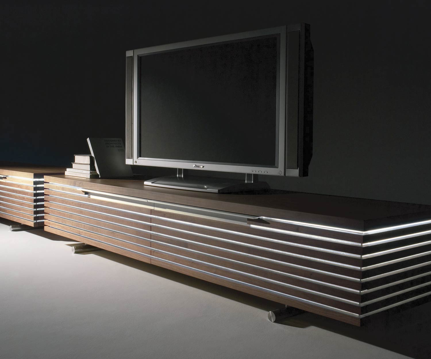 Moderno Conde House Tosai Design Design Lowboard Profili in legno massiccio