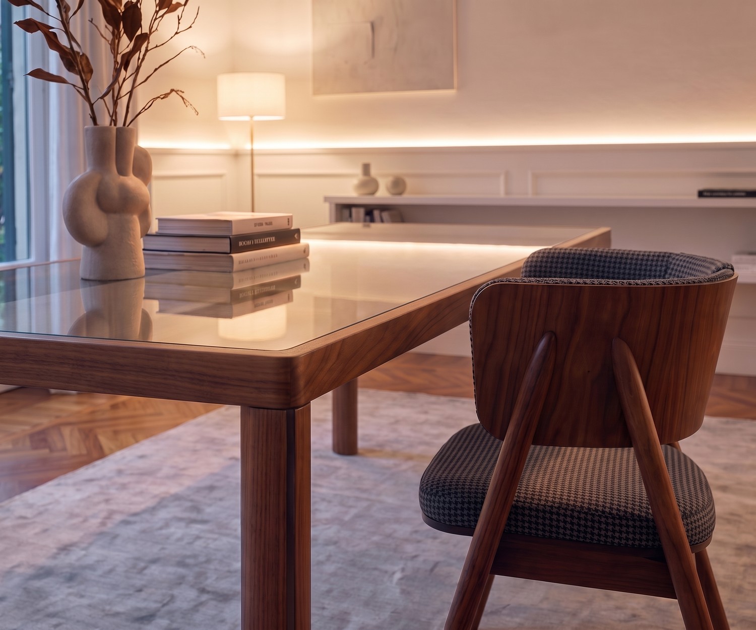 Tavolo da pranzo di design al2 ka-bera 001 b Tavolo da pranzo in legno al2 ka-bera 001 b in una sala da pranzo moderna con sedie abbinate e credenza.