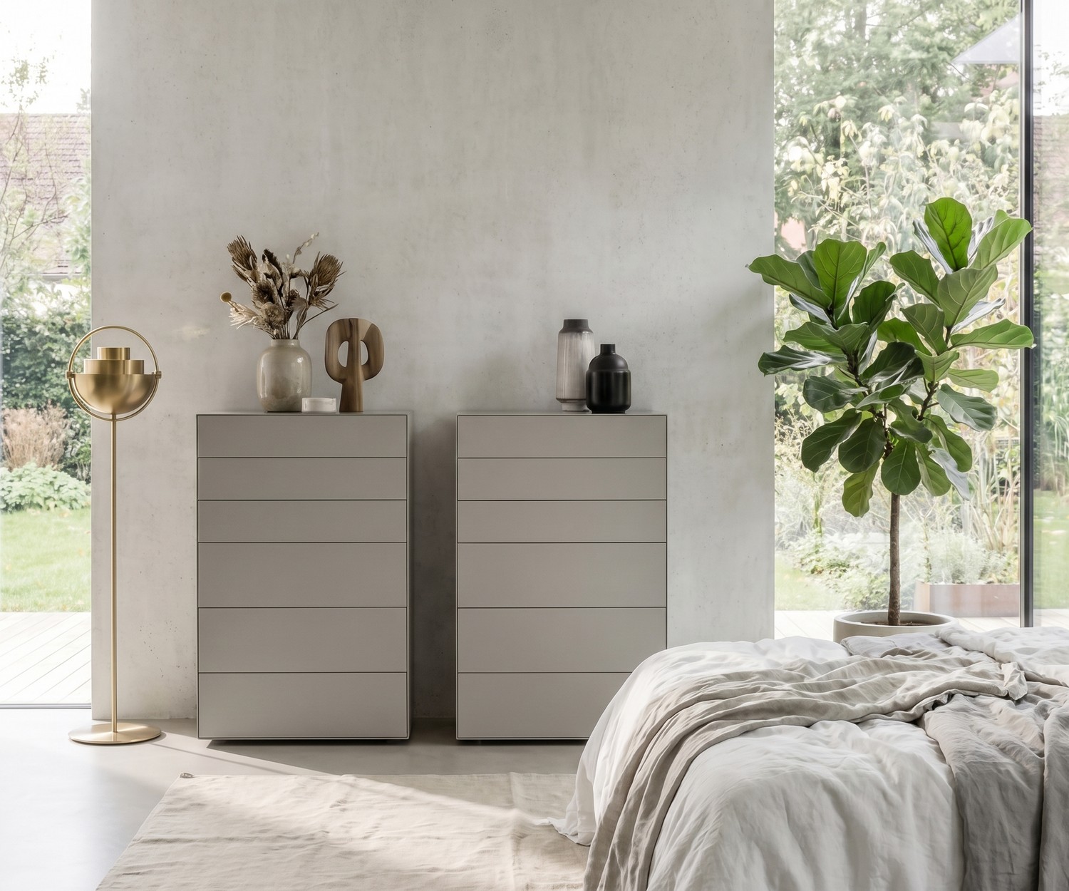 Settimanale di design minimalista Livitalia Ecletto Settimanale Livitalia Ecletto per camera da letto in grigio chiaro, cassettiera alta di design senza maniglie.